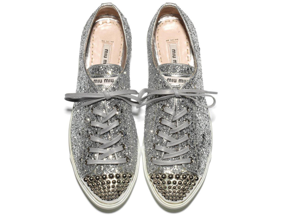 Poderío glitter en las zapatillas de MIU MIU