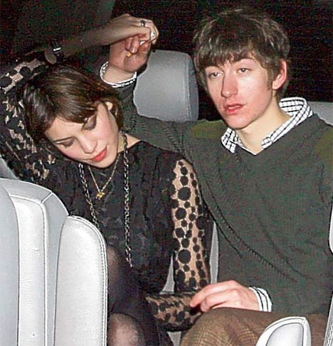 Adiós a unas de las parejas más molonas: Alex Turner rompe con Alexa Chung