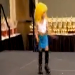 ¡El escándalo! Una madre disfraza a su hija de prostituta en un reality