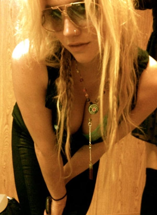 Ke$ha lleva la sangre de un fan al cuello