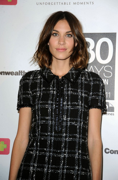 Alexa Chung de tweed y charol