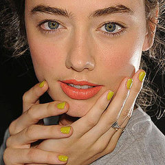 Maquillaje estilo años 50 en el desfile de Karen Walker