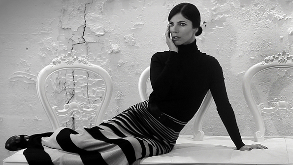 Amaya Arzuaga crea una colección para Yoox y viste a Maribel Verdú con ella