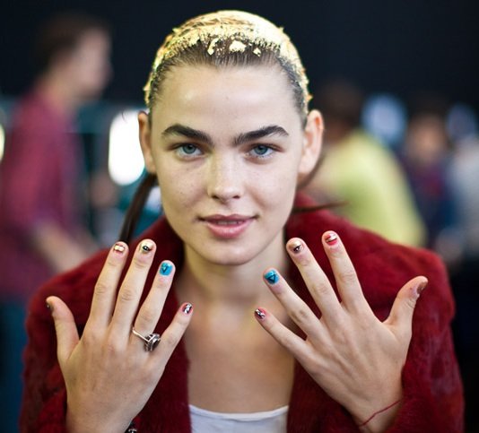 Topshop apostó por el pan de oro en el cabello de sus modelos