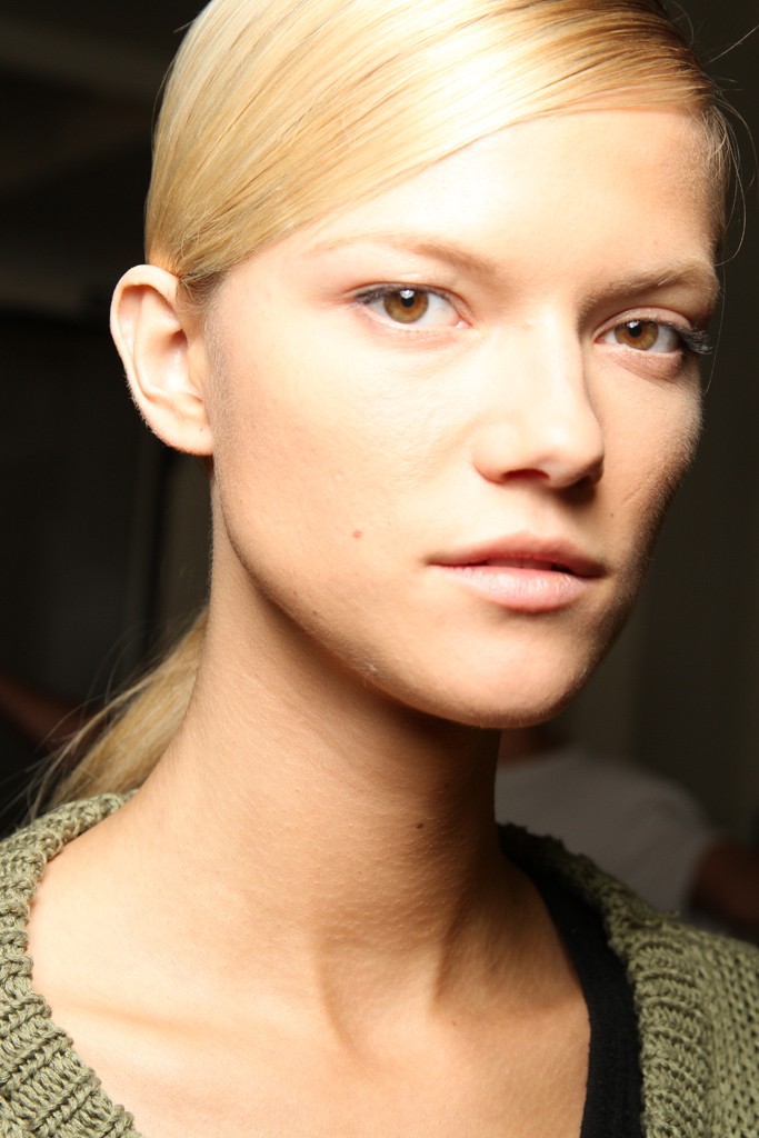 El maquillaje natural se convierte en el rey en el desfile de Dries Van Noten