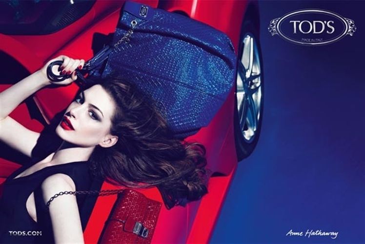 Anne Hathaway nos pone tras la pista de los labiales mate con su anuncio para Tod's