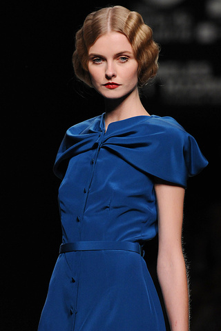 Belleza clásica en el desfile de Juanjo Oliva