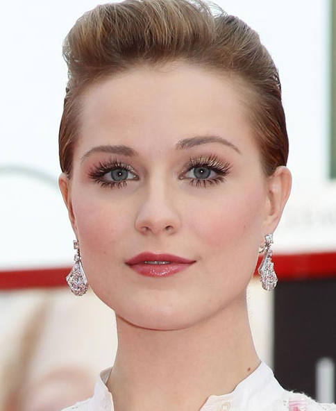 Evan Rachel Wood da una apariencia femenina a su corte masculino