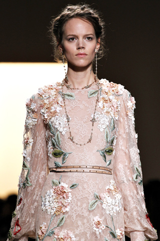 Valentino, dulzura y feminidad en París