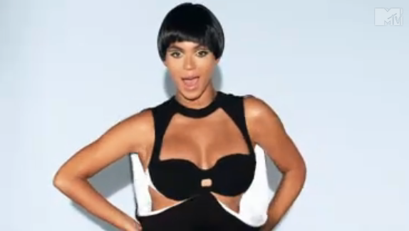 Beyonce luce corte de pelo estilo tazón en el clip de Countdown