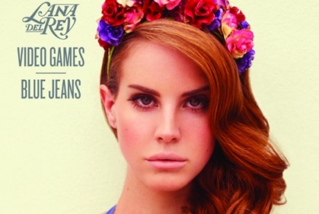 Luce una corona de flores a lo Lana del Rey