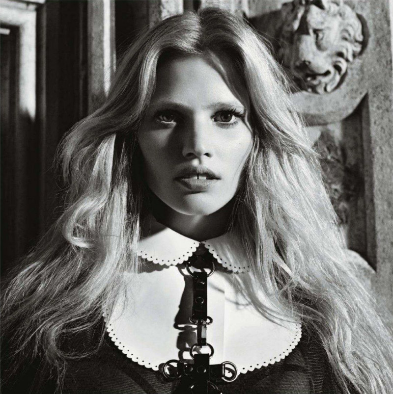 Lara Stone la sexy ama de llaves