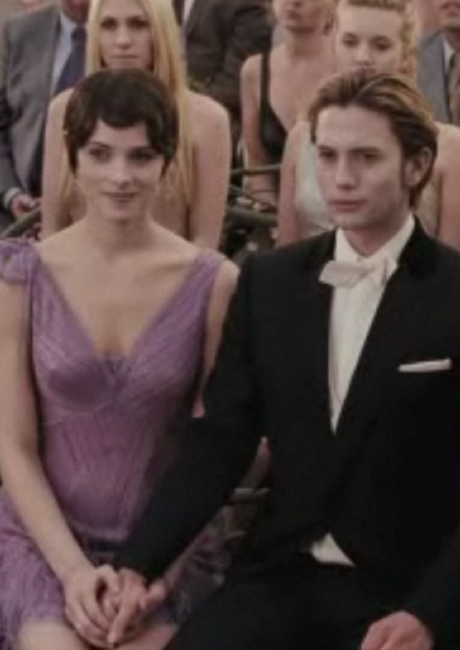 Alice Cullen con ondas en el pelo el día de la boda de Amanecer
