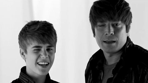 Justin Bieber se ríe de si mismo parodiando el anuncio de su fragancia, Someday