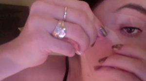 Dibuja la línea del ojo con cinta adhesiva