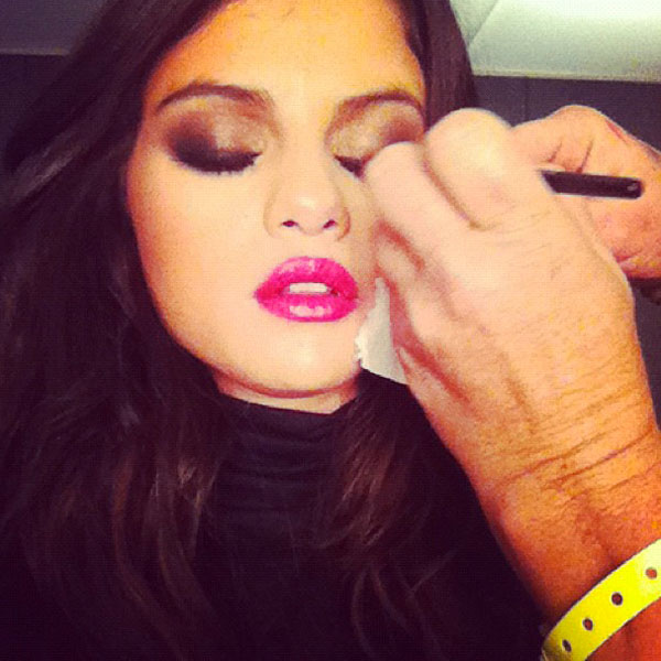 Selena Gomez pasando por el taller de chapa y pintura