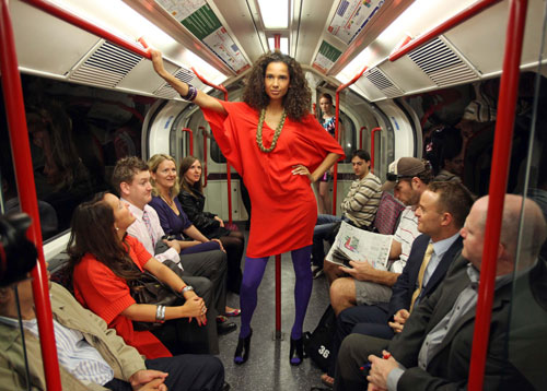Al 57,14% de las mujeres no les importa ver en el metro como otras se maquillan