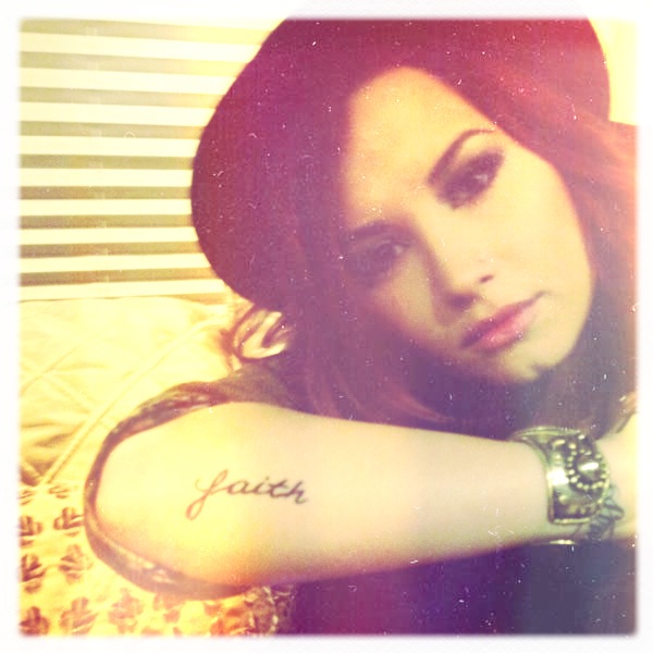 Demi Lovato le ha cogido el gusto a hacerse tatuajes