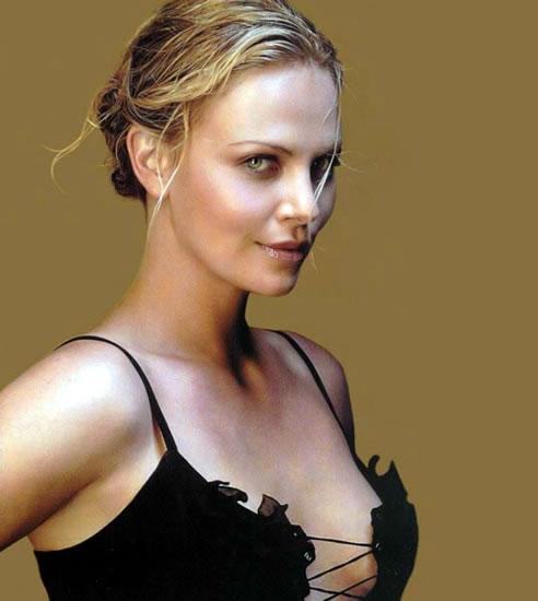 Charlize Theron contra Hello Kitty!