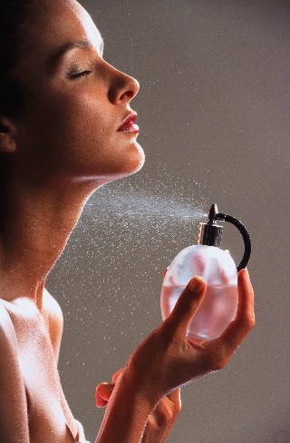 Un estudio realizado por Rochas revela que la mayoría de las mujeres optan por regalar perfumes