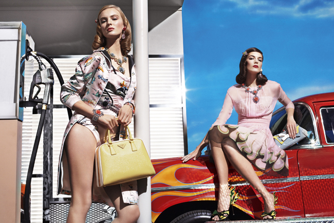 La campaña de Prada Primavera/Verano 2012 va sobre ruedas