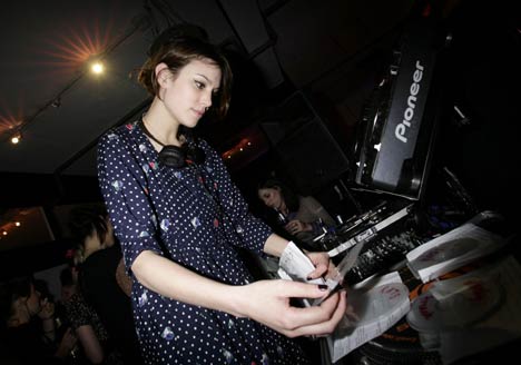 Esto es lo que Alexa Chung considera ejercer como DJ