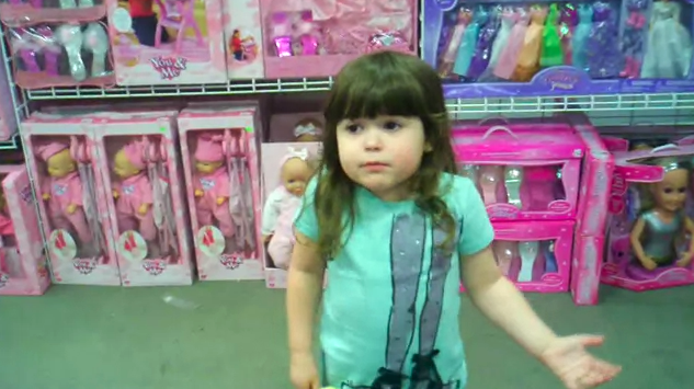 Esta niña está harta de los juguetes rosas para chicas