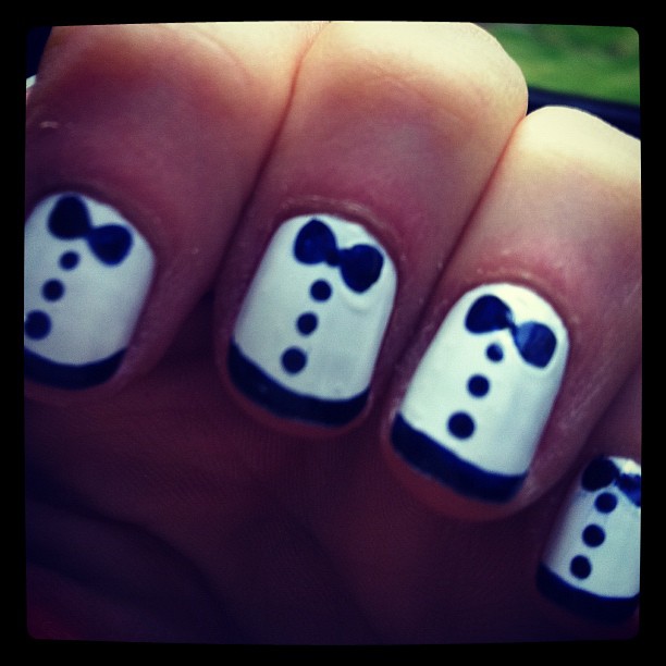 Zooey Deschanel llevó smoking a los Globos de Oro ¡en sus uñas!