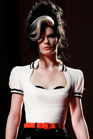 El pelo y maquillaje de Amy Winehouse inspiró el desfile de Jean Paul Gaultier