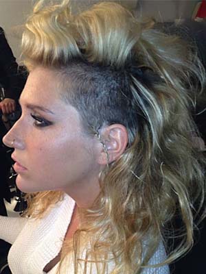 Ke$ha se rapa media cabeza