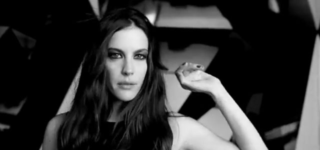 Liv Tyler saca la vena rockera para promocionar el último perfume de Givenchy