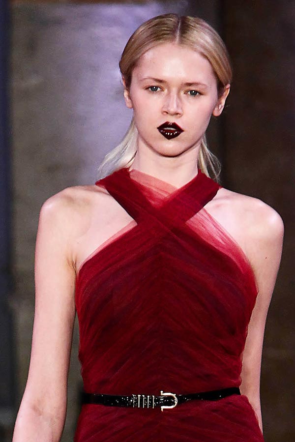 Los labios oscuros se repiten a lo largo de los desfiles en la Semana de la Moda de NY