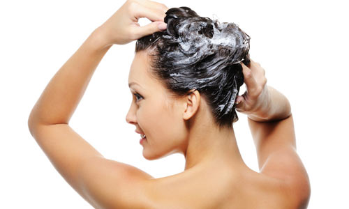 El experimento de lavar el pelo sólo con acondicionador nos sale rana