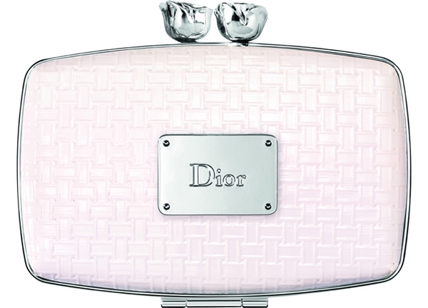 ¿Es un clutch de Dior? ¡No, es el estuche de maquillaje perfecto!