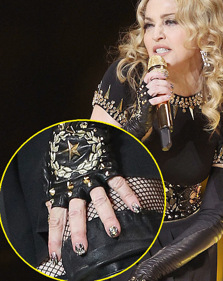 Madonna y su manicura dorada con glitter en la Super Bowl