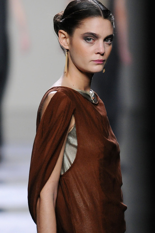 Recogidos románticos en el desfile de Ailanto