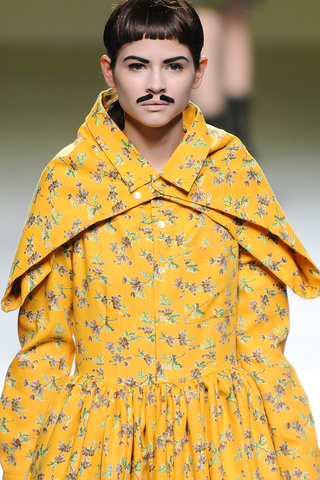 Carlos Díez pinta bigotes a todos los modelos de su desfile