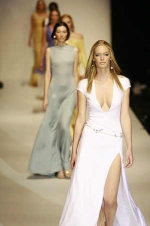 Las celebridades del mundo de la moda se preparan para un mes de desfiles