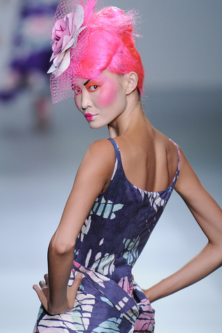 La locura del color invade el desfile de Elisa Palomino