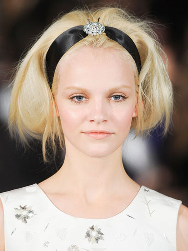 Cintas en el pelo en el desfile de Oscar de la Renta