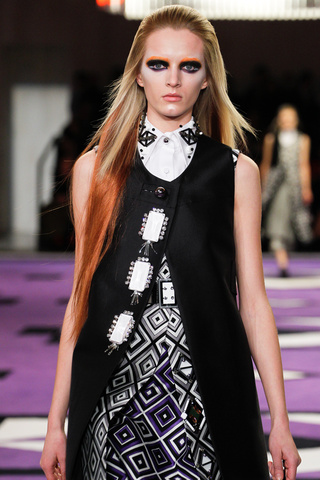 Puntas de colores en el desfile de Prada otoño/invierno 2012-13