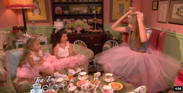 Continúa coleando el vídeo de Loewe Oro Collection ¿cuánto durará la moda?