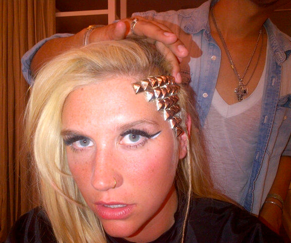 Kesha se pone tachuelas en la cabeza y se queda tan ancha