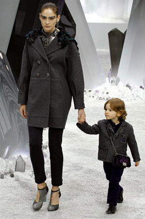 El mini-modelo de Karl Lagerfeld: Un niño de tres años