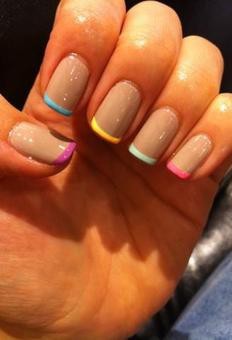 ¡Dale un giro a la tradicional manicura francesa!