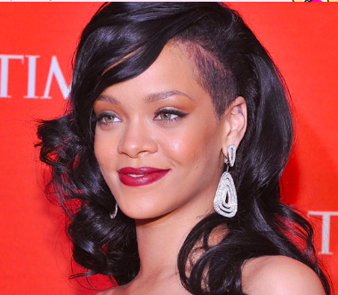 Rihanna suavizó su look con este maquillaje elegante para la fiesta de Time