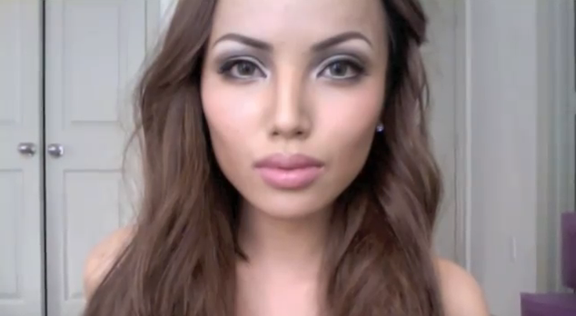 La youtubera que transforma en quien sea, hoy se convierte en Angelina Jolie