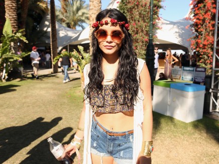 Las celebrities eligen coronas de flores para alegrar sus cabellos en el Coachella