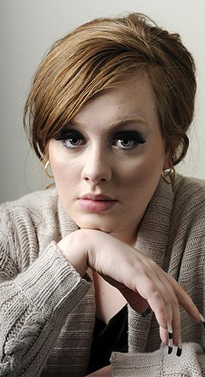 Karl Lagerferld le pide disculpas a Adele a través de un bolso