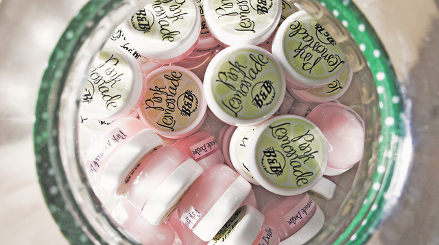 Jabones y bálsamos labiales, los regalos de moda en las bodas